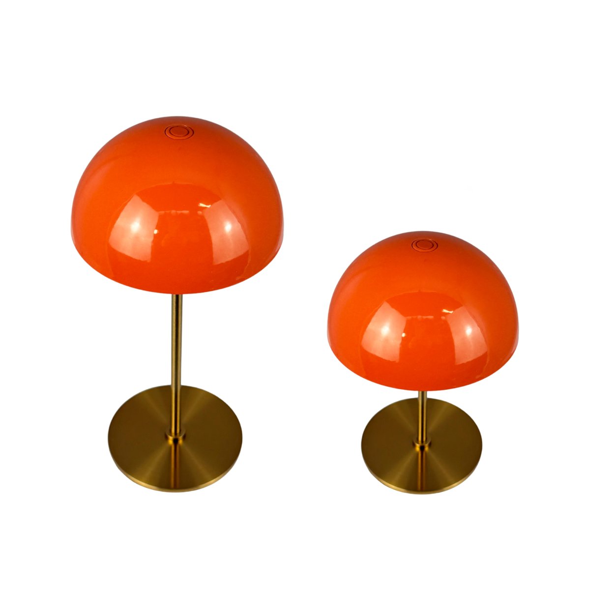 Along Setti 20cm Oranssi Siirrettävä valmistajalta Dyberg Larsen - Lampuissa on integroidut LED-valot ja kolme himmennett&auml;v&auml;&auml; valotasoa, joita on helppo s&auml;&auml;t&auml;&auml; yl&auml;osassa olevalla kosketushimmentimell&auml;.