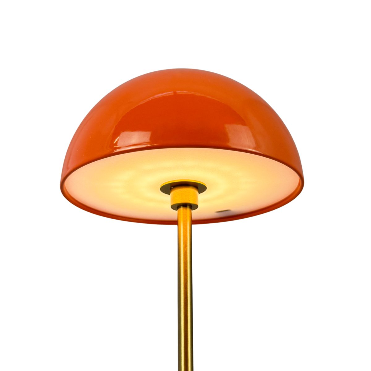 Along Setti 20cm Oranssi Siirrettävä valmistajalta Dyberg Larsen - Lampuissa on integroidut LED-valot ja kolme himmennett&auml;v&auml;&auml; valotasoa, joita on helppo s&auml;&auml;t&auml;&auml; yl&auml;osassa olevalla kosketushimmentimell&auml;.