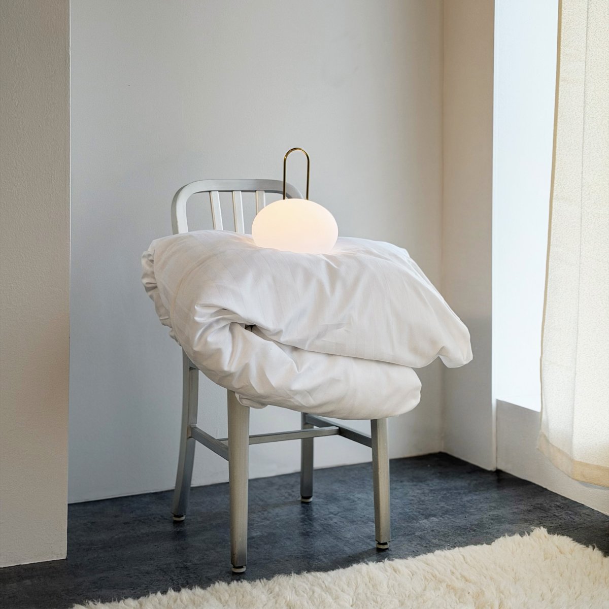 Ellipse 27cm Valkoinen Siirrettävä valmistajalta Dyberg Larsen - Metallisen kahvan ansiosta sit&auml; on helppo siirt&auml;&auml; ja sijoittaa minne tahansa.