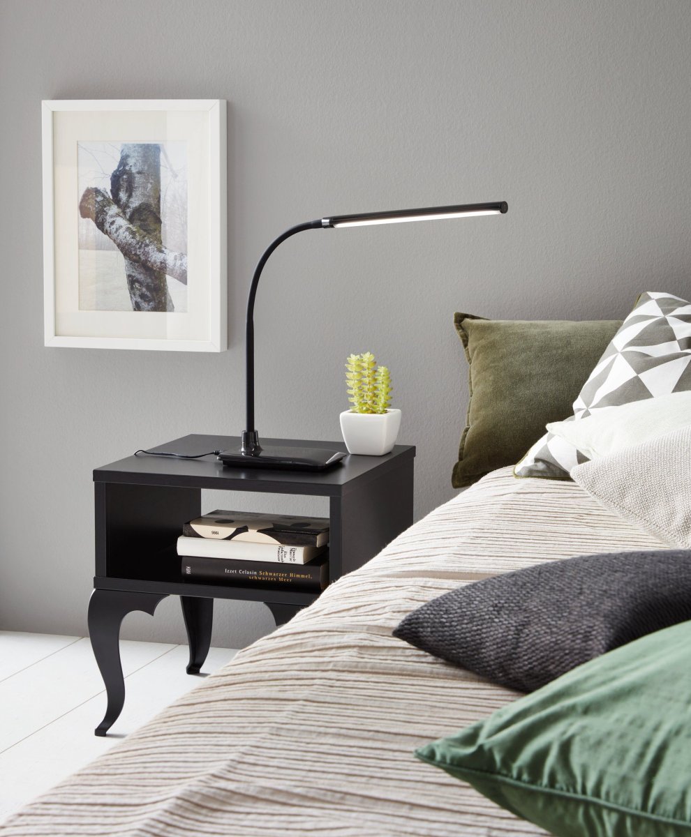 Laroa 48cm Musta työpöytävalaisin valmistajalta Eglo - Se on valmistettu muovista ja siin&auml; on neliportainen himmennin lampun p&auml;&auml;ss&auml;, joten kirkkautta on helppo s&auml;&auml;t&auml;&auml; tarpeen mukaan.