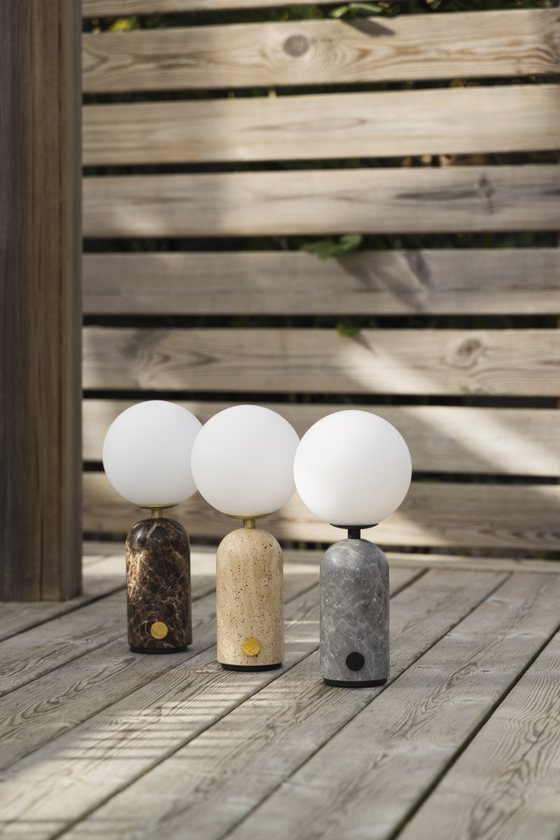 Torrano 28cm Beige travertiini Siirrettävä valmistajalta Globen Lighting - Valaisimessa on huomaamaton metallinen painike jalassa, ja sit&auml; voidaan himment&auml;&auml; kolmessa vaiheessa oikean tunnelman luomiseksi.