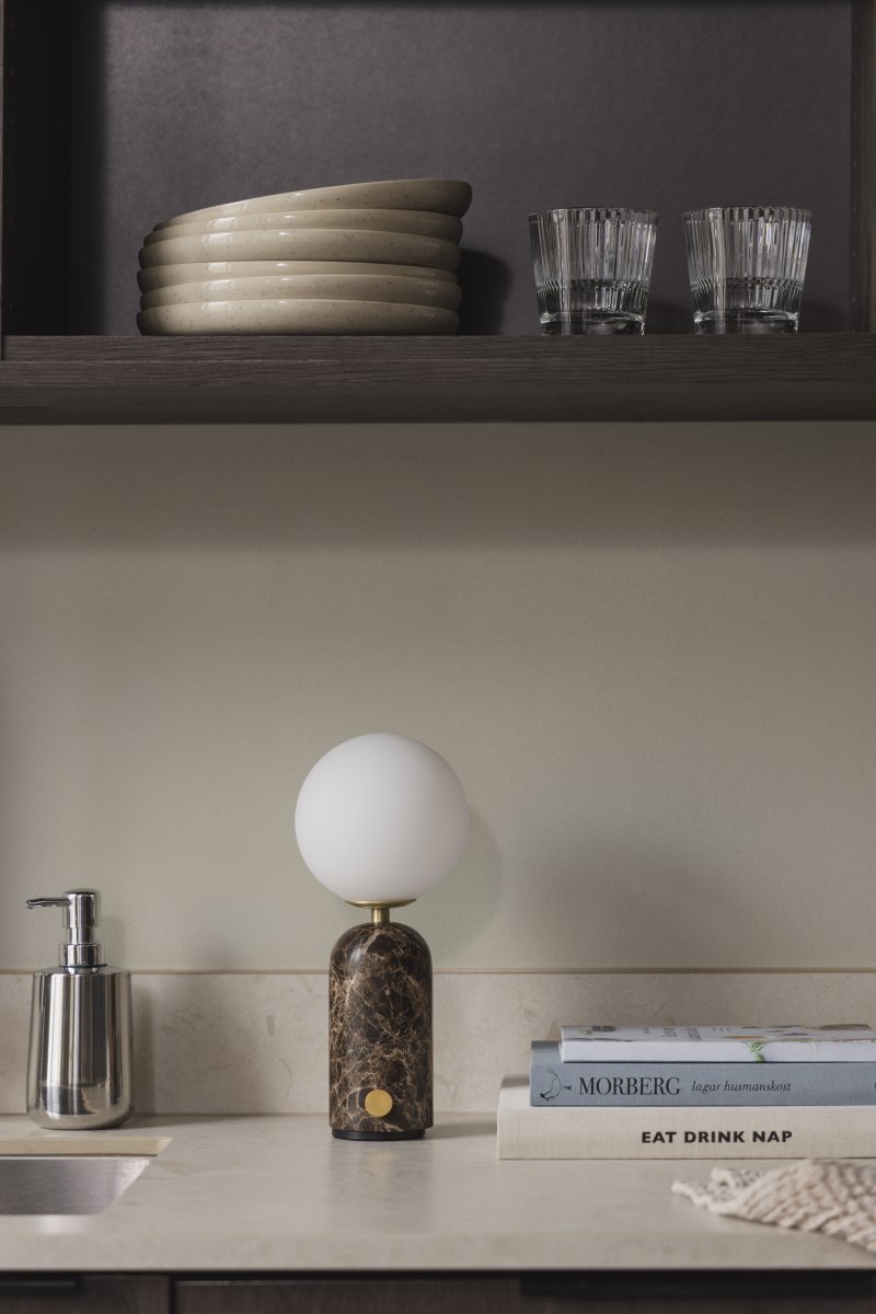 Torrano 28cm Ruskea marmori Siirrettävä valmistajalta Globen Lighting - Valaisimessa on huomaamaton metallinen painike jalassa, ja sit&auml; voidaan himment&auml;&auml; kolmessa vaiheessa oikean tunnelman luomiseksi.