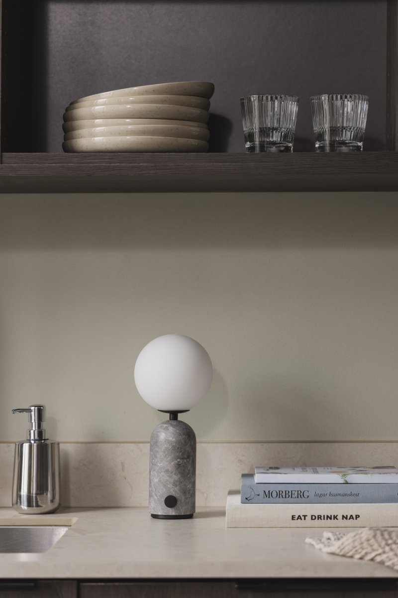 Torrano 28cm Harmaa marmori Siirrettävä valmistajalta Globen Lighting - Valaisimessa on huomaamaton metallinen painike jalassa, ja sit&auml; voidaan himment&auml;&auml; kolmessa vaiheessa oikean tunnelman luomiseksi.