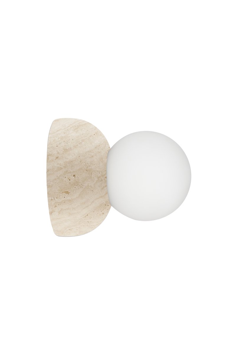Torrano Ø13 Beige travertiini kylpyhuoneen valaisin valmistajalta Globen Lighting - Valaisin on IP44-luokiteltu, mikä tarkoittaa, että sitä voidaan käyttää kosteissa tiloissa, kuten kylpyhuoneissa, ja sitä voidaan käyttää sekä seinillä että katoilla.