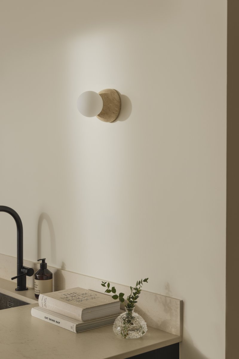 Torrano Ø13 Beige travertiini kylpyhuoneen valaisin valmistajalta Globen Lighting - Valaisin on IP44-luokiteltu, mikä tarkoittaa, että sitä voidaan käyttää kosteissa tiloissa, kuten kylpyhuoneissa, ja sitä voidaan käyttää sekä seinillä että katoilla.