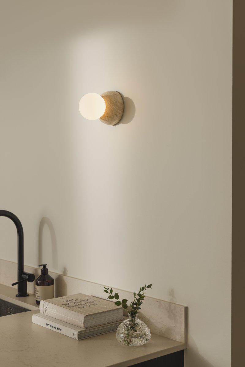 Torrano Ø13 Beige travertiini kylpyhuoneen valaisin valmistajalta Globen Lighting - Valaisin on IP44-luokiteltu, mikä tarkoittaa, että sitä voidaan käyttää kosteissa tiloissa, kuten kylpyhuoneissa, ja sitä voidaan käyttää sekä seinillä että katoilla.