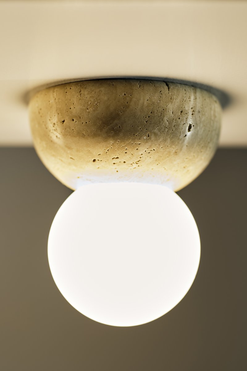 Torrano Ø13 Beige travertiini kylpyhuoneen valaisin valmistajalta Globen Lighting - Valaisin on IP44-luokiteltu, mikä tarkoittaa, että sitä voidaan käyttää kosteissa tiloissa, kuten kylpyhuoneissa, ja sitä voidaan käyttää sekä seinillä että katoilla.
