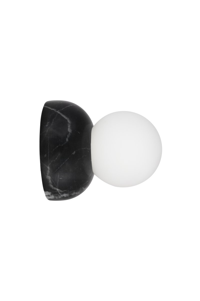 Torrano Ø13 Musta marmori kylpyhuoneen valaisin valmistajalta Globen Lighting - Valaisin on IP44-luokiteltu, mikä tarkoittaa, että sitä voidaan käyttää kosteissa tiloissa, kuten kylpyhuoneissa, ja sitä voidaan käyttää sekä seinillä että katoilla.