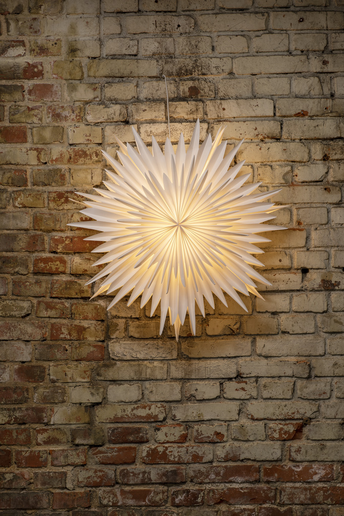 Star Ø80 Valkoinen valmistajalta Konstsmide - Tähden mukana tulee käytännöllinen johtopidike ja virtakytkin helpottamaan päälle- ja poiskytkentää.