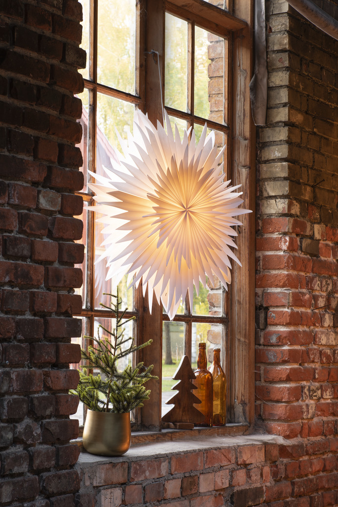 Star Ø80 Valkoinen valmistajalta Konstsmide - Tähden mukana tulee käytännöllinen johtopidike ja virtakytkin helpottamaan päälle- ja poiskytkentää.