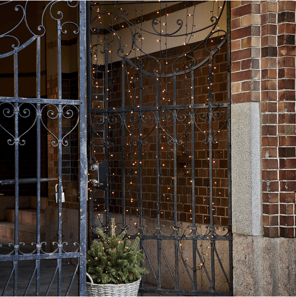 Valosarja Golden Warm White 25m Musta valmistajalta Star Trading - Silmukka on noin 25 metri&auml; pitk&auml; ja valojen v&auml;linen et&auml;isyys on 7 cm.