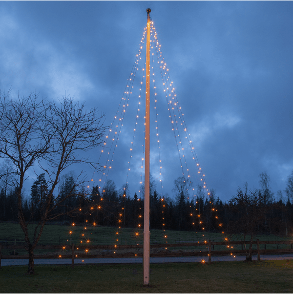 Lipputankovalo Golden Warm White 7m Musta valmistajalta Star Trading - Silmukassa on 360 LED-diodia, joiden kullanv&auml;rinen l&auml;mmin hehku on jakautunut poikki; 10 silmukkaa.