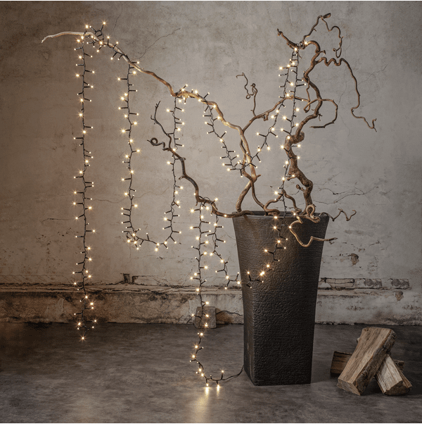 Valosarja Shiny Warm White 24m Musta valmistajalta Star Trading - Silmukka on noin 24 metri&auml; pitk&auml; ja valojen v&auml;linen et&auml;isyys on 2 cm.