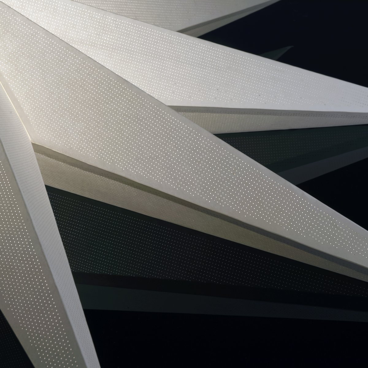 Paperitähti Ø115 Valkoinen valmistajalta Konstsmide - Yksinkertainen ja elegantti muotoilu levitt&auml;&auml; pehme&auml;&auml; ja miellytt&auml;v&auml;&auml; valoa, joka luo harmonisen tunnelman adventin ja joulun aikaan.