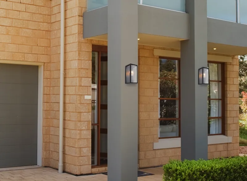 Gundula Musta ulkovalo valmistajalta Globo Lighting - Med sin stilrena design i svart pressgjuten&nbsp;aluminium ger den ett elegant intryck samtidigt som den &auml;r v&auml;dert&aring;lig.