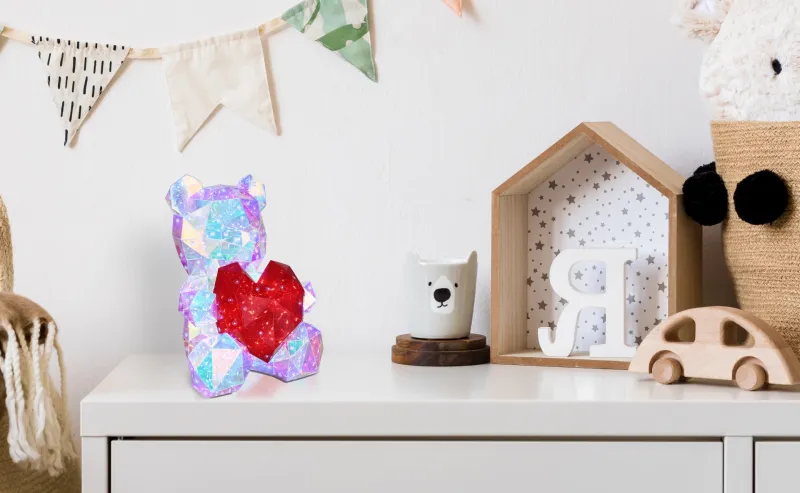 Brondar Läpinäkyvä lasten valaisin valmistajalta Globo Lighting - Den charmiga bordslampan i form av en s&ouml;t bj&ouml;rn med ett hj&auml;rta i kristall-look sprider ett magiskt sken i rummet.