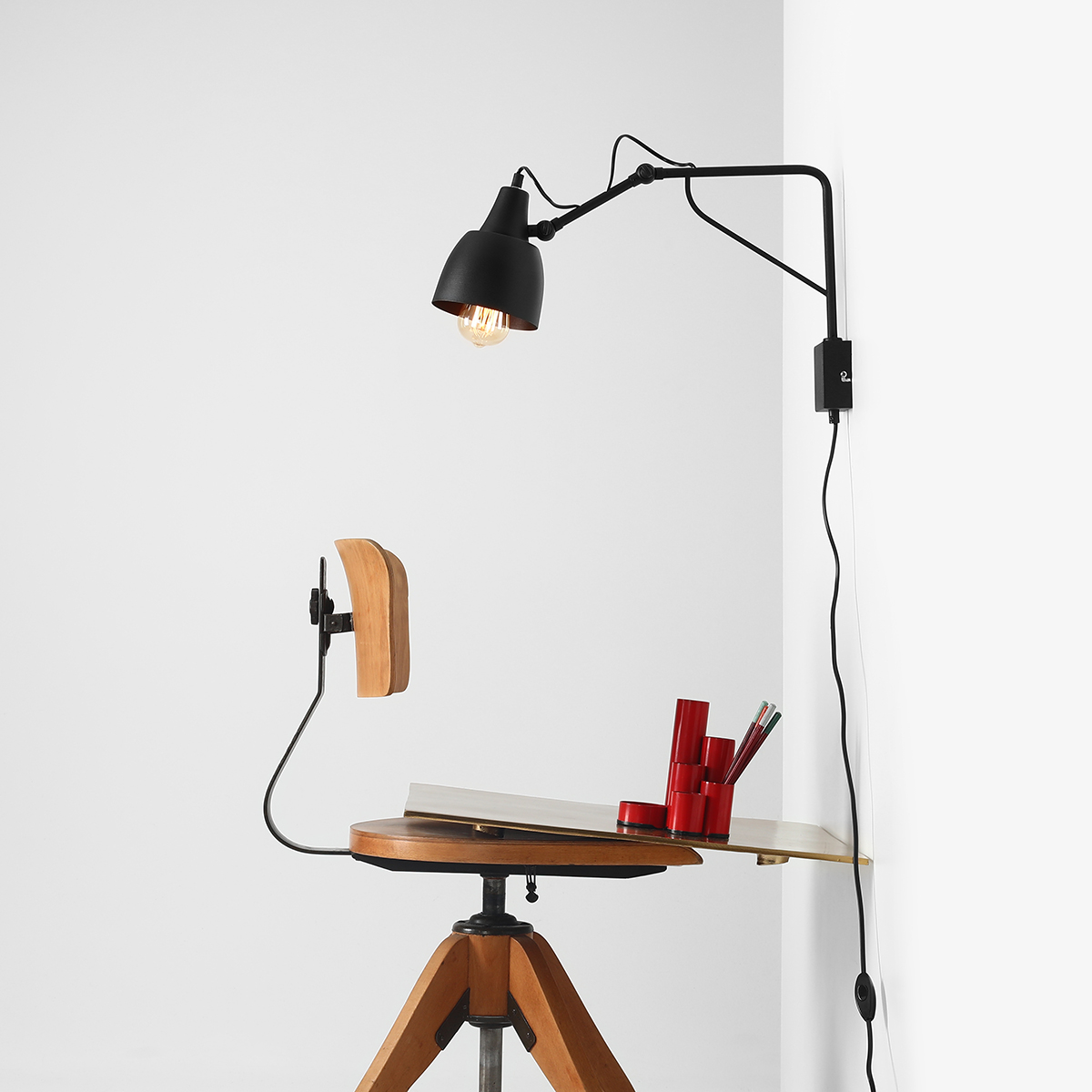 Soho 50cm Musta seinävalaisin valmistajalta Artera - Tämä moderni seinävalaisin on sekä tyylikäs että toimiva, ja sen säädettävä varsi helpottaa valon suuntaamista tarvittaessa.