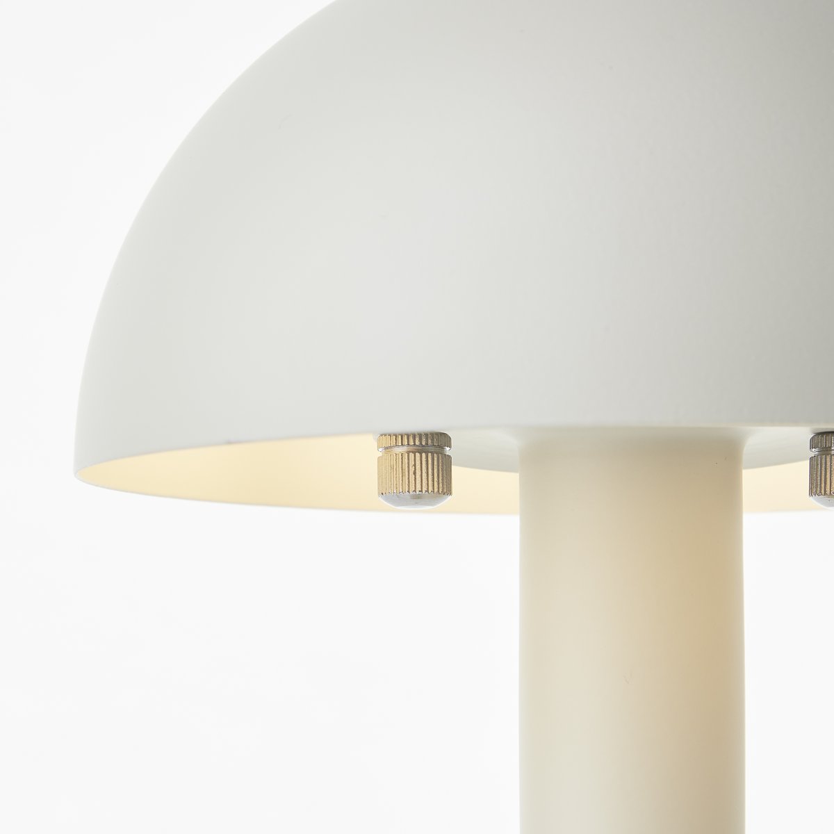 Petite 27cm Beige pöytävalaisin valmistajalta Brilliant - Puolikupuinen n&auml;ytt&ouml; tarjoaa mukavan ja h&auml;ik&auml;isem&auml;tt&ouml;m&auml;n valon huoneeseen.