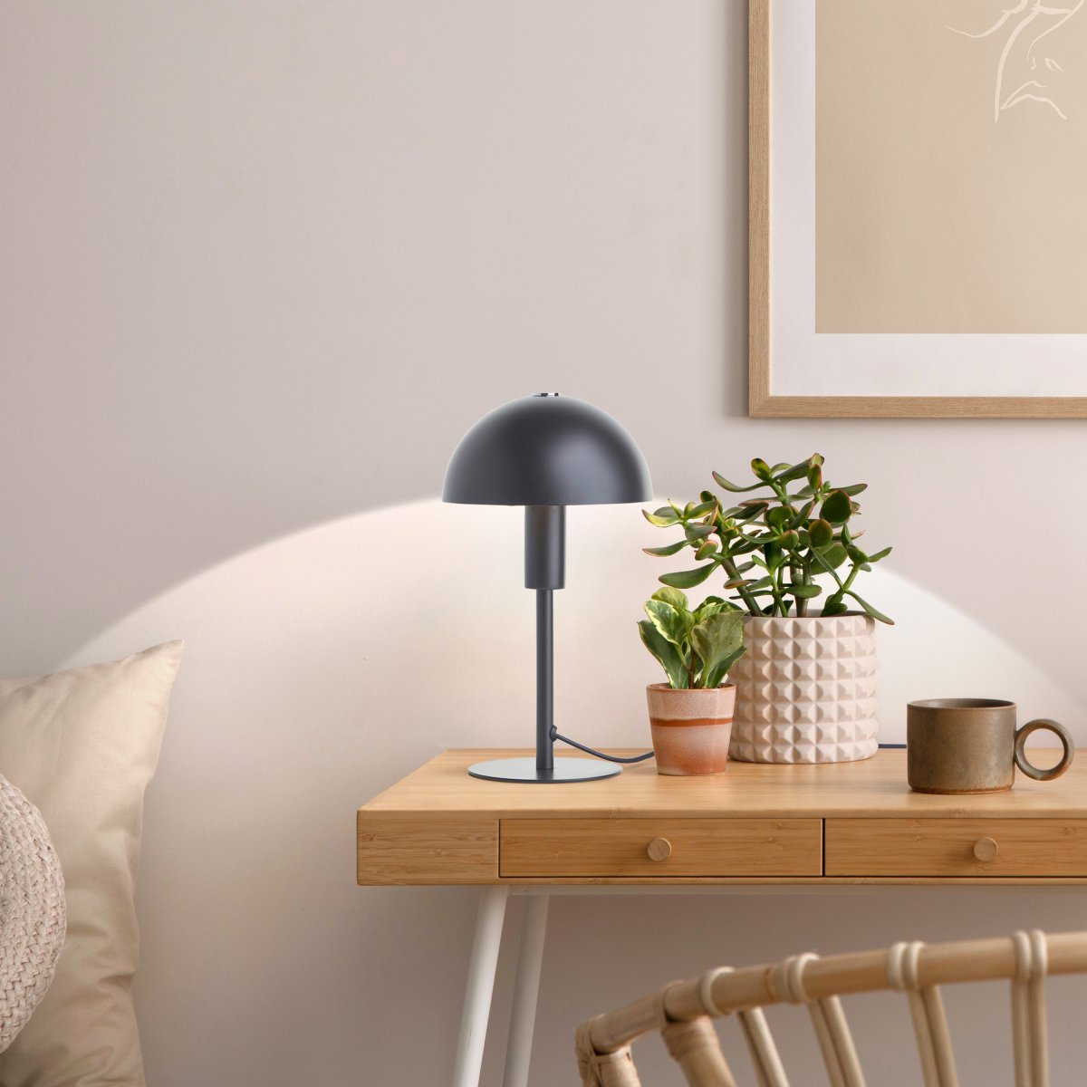 Petite 27cm Musta pöytävalaisin valmistajalta Brilliant - Mukana musta johto, virtakytkin ja pistoke.