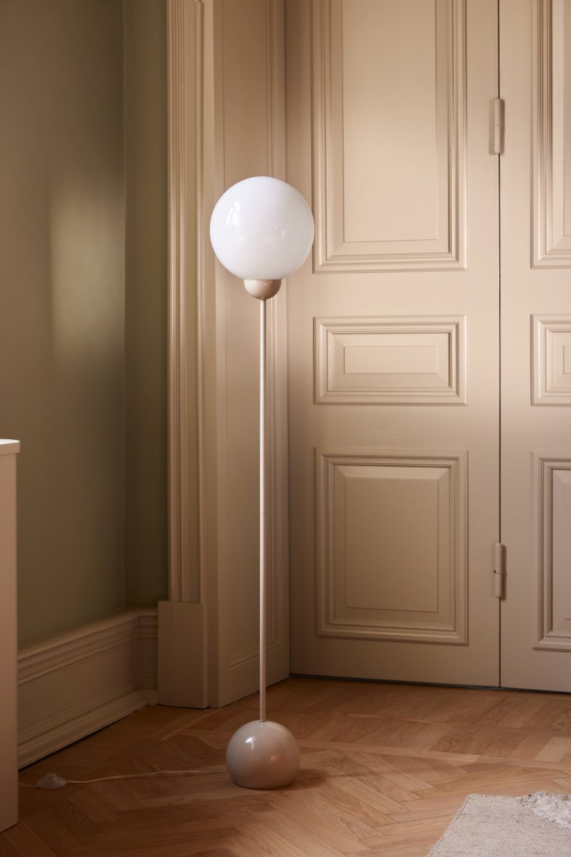 Ripley Beige lattiavalaisin valmistajalta Globen Lighting - Valaisin on valmistettu metallista ja siinä on opaalinvalkoinen lasikupu, joka levittää kaunista valoa.