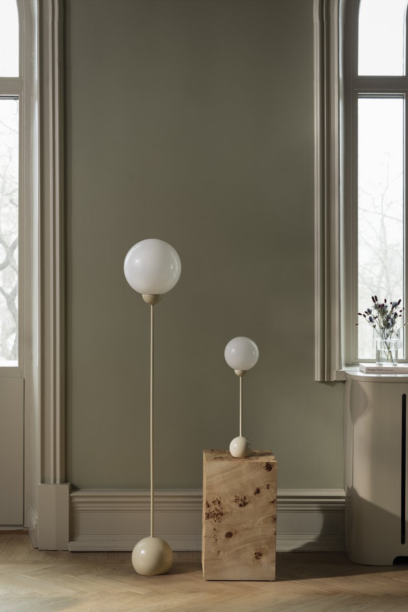 Ripley 52cm Beige pöytävalaisin valmistajalta Globen Lighting - Ohut muoto ja pyöristetyt yksityiskohdat antavat valaisimelle modernin ja leikkisän ilmeen, kun taas lasinen varjostin levittää pehmeää ja miellyttävää valoa.
