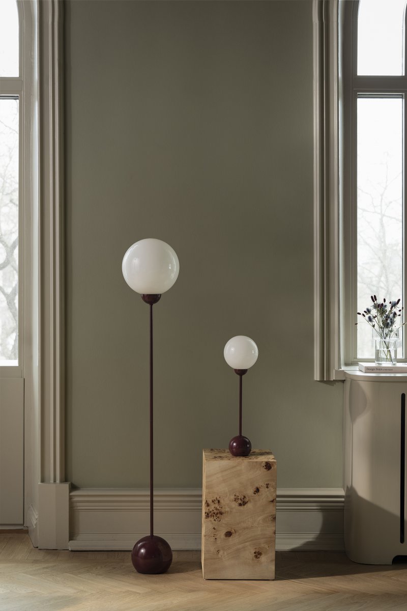 Ripley 52cm Burgundi pöytävalaisin valmistajalta Globen Lighting - Ohut muoto ja pyöristetyt yksityiskohdat antavat lampulle modernin ja leikkisän ilmeen, kun taas lasivarjostin levittää pehmeää ja miellyttävää valoa.
