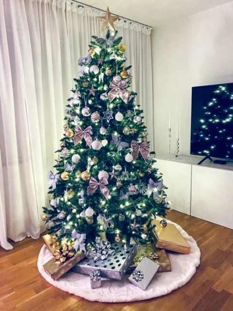 Calgary 210cm Vihreä valmistajalta Star Trading - Vihre&auml; joulukuusi, jossa korkea latva.