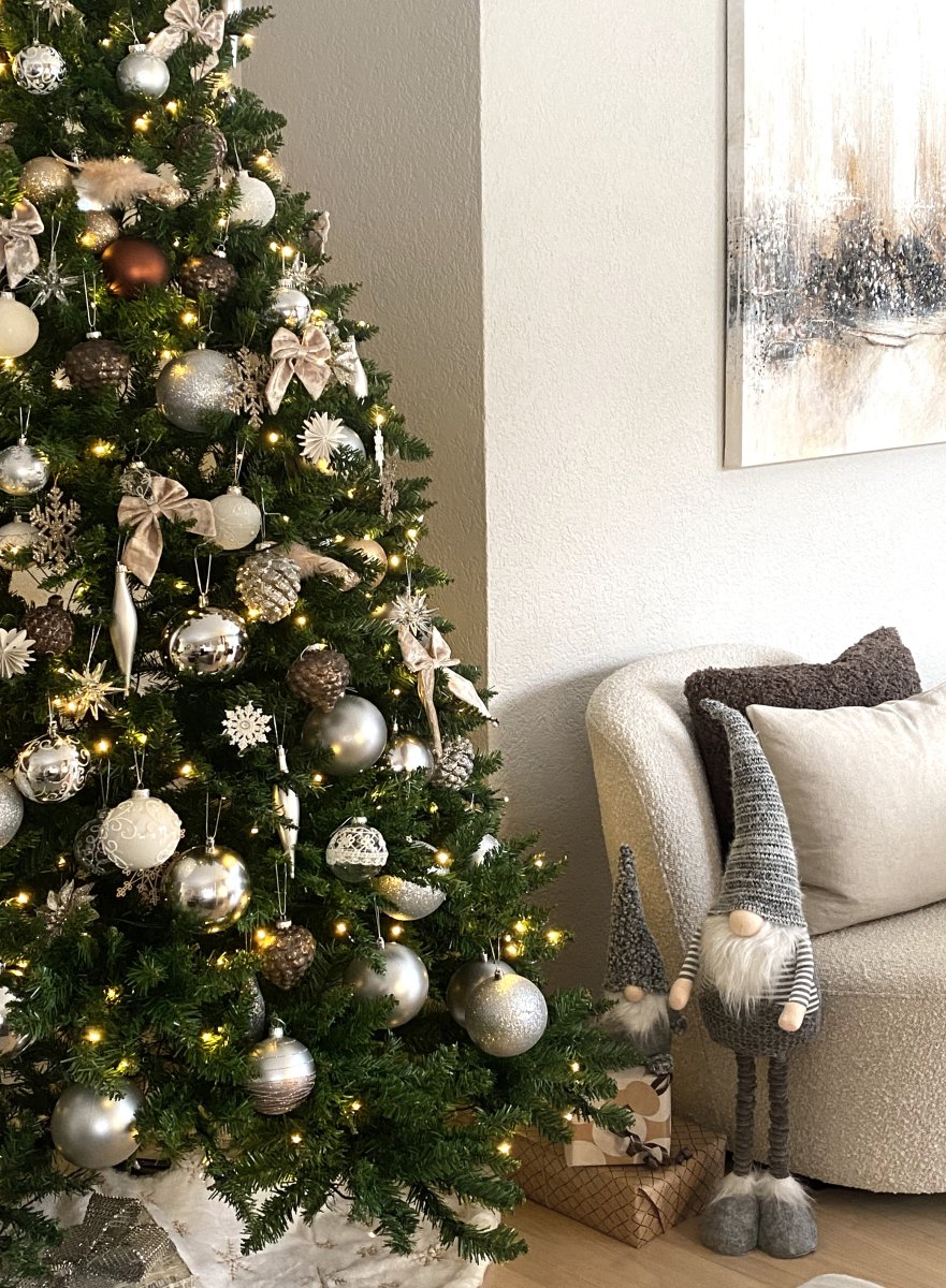 Calgary 210cm Vihreä valmistajalta Star Trading - Vihre&auml; joulukuusi, jossa korkea latva.