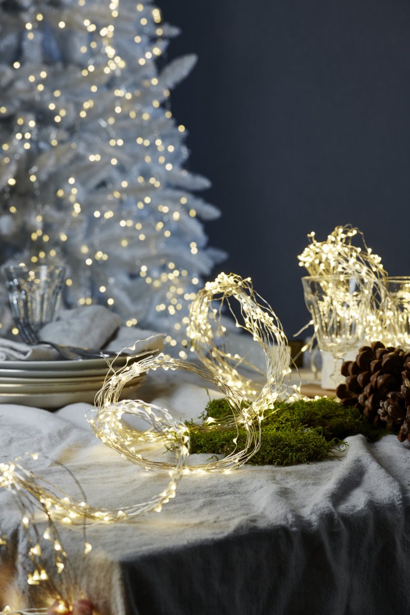 Calgary 250cm Valkoinen valmistajalta Star Trading - Valkoinen joulukuusi, jossa korkea p&aring; 250 cm sis&auml;- tai ulkok&auml;ytt&ouml;&ouml;n.