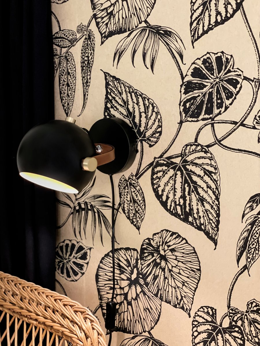 Bow Musta lukulamppu valmistajalta Aneta Lighting - Mustaksi lakattua metallia oleva keula-seinävalaisin, jossa yksityiskohdat messinkiä ja ruskeaa nahkaa.