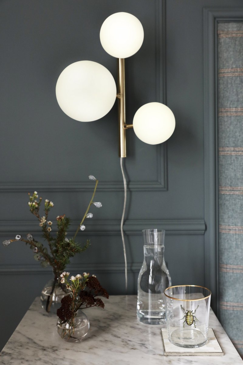 Molekyl 36cm Matta messinki seinävalaisin valmistajalta Aneta Lighting - Se on valmistettu metallista, jossa on elegantti mattamessinkipinta, ja sen opaalinvalkoiset lasivarjostimet levittävät pehmeää ja miellyttävää valoa.