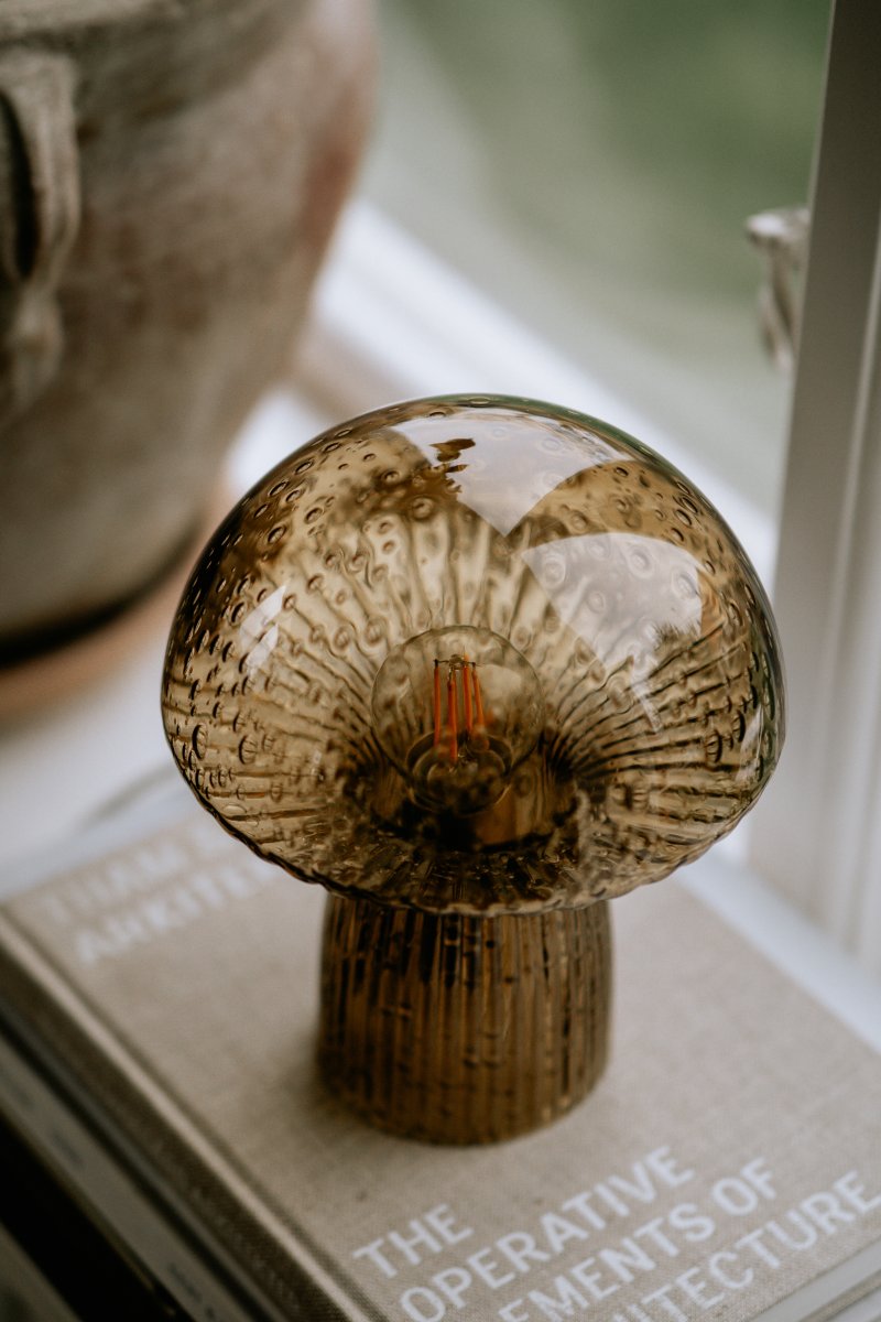 Fungo 20cm Ruskea pöytävalaisin valmistajalta Globen Lighting - Fungo-sienivalaisin on kaunis pöytävalaisin, joka on valmistettu suupuhalletusta lasista ja jonka jalassa on uurrettuja yksityiskohtia.