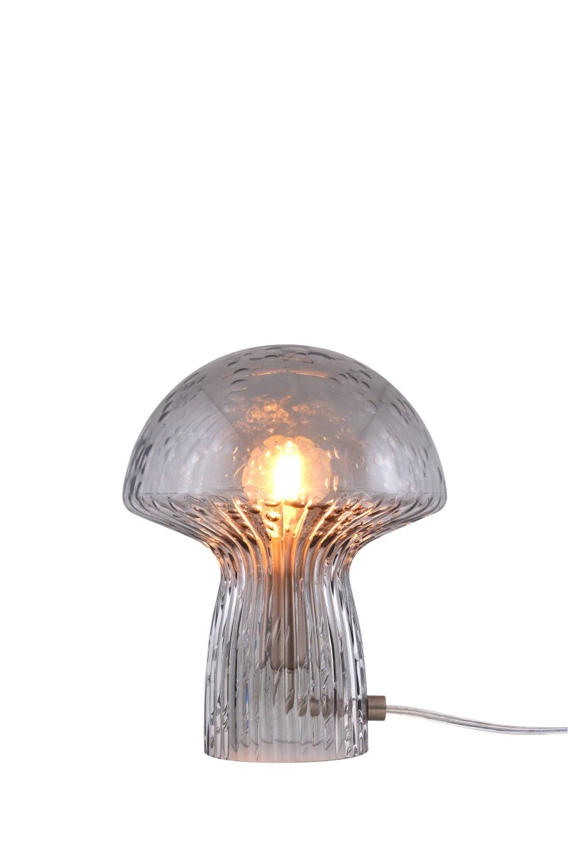 Fungo 20cm Savunvärinen pöytävalaisin valmistajalta Globen Lighting - Fungo-sienivalaisin on kaunis p&ouml;yt&auml;valaisin, joka on valmistettu suupuhalletusta lasista ja jonka jalassa on uurrettuja yksityiskohtia.
