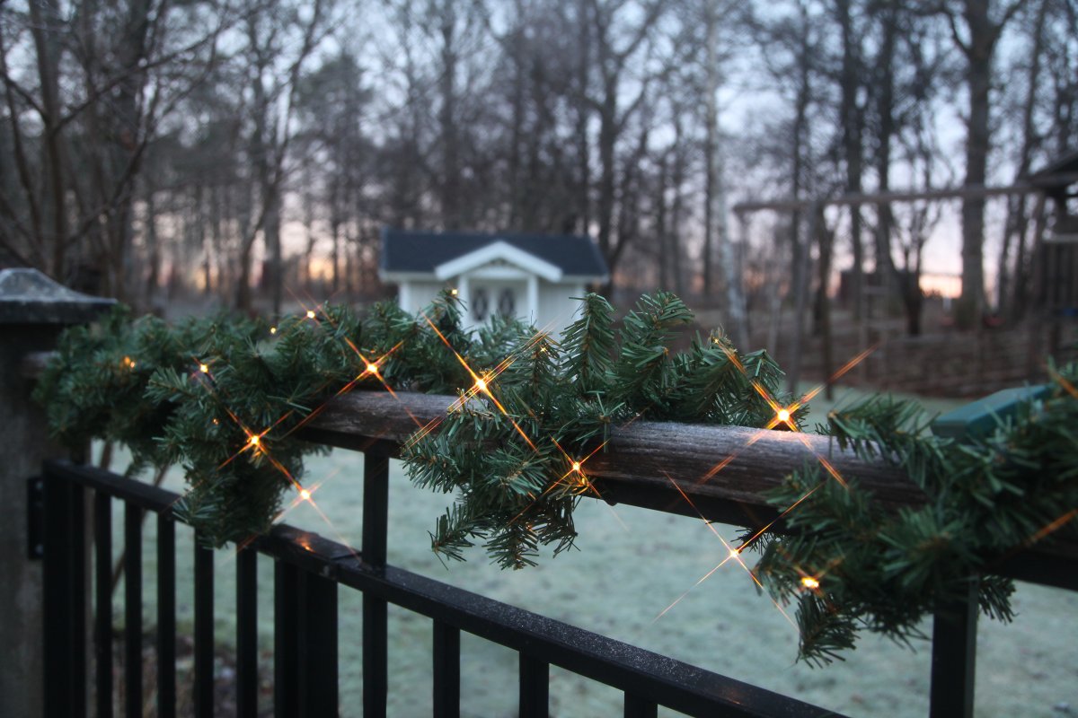 Canadian 250cm Vihreä valmistajalta Star Trading - Akkuk&auml;ytt&ouml;inen seppele, jossa on 30 LED-valoa.