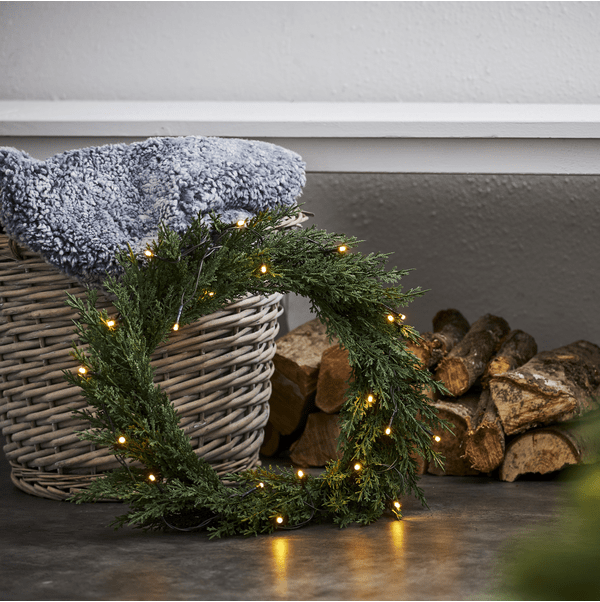 Thuja Ø40 Vihreä valmistajalta Star Trading - T&auml;ysin PE-muovista valmistettu kranssi, jossa tuijanlehti&auml; ja 20 l&auml;mpim&auml;n valkoista LED-diodia.