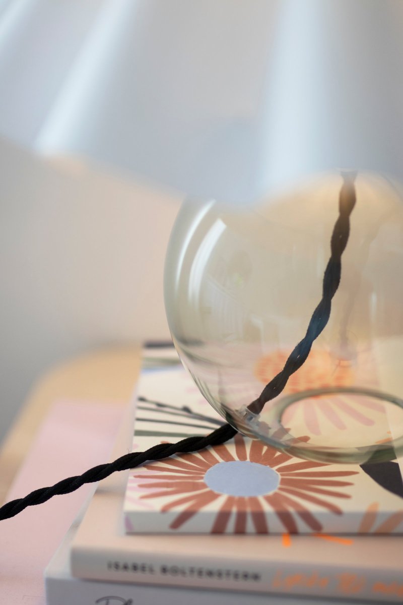 Judith 28cm Vihreä pöytävalaisin valmistajalta Globen Lighting - Lampun kanta on valmistettu ohuesta vihre&auml;st&auml; lasista ja siin&auml; on mustaa metallia oleva lampunpidin, joka sopii mustaan kaapeliin.