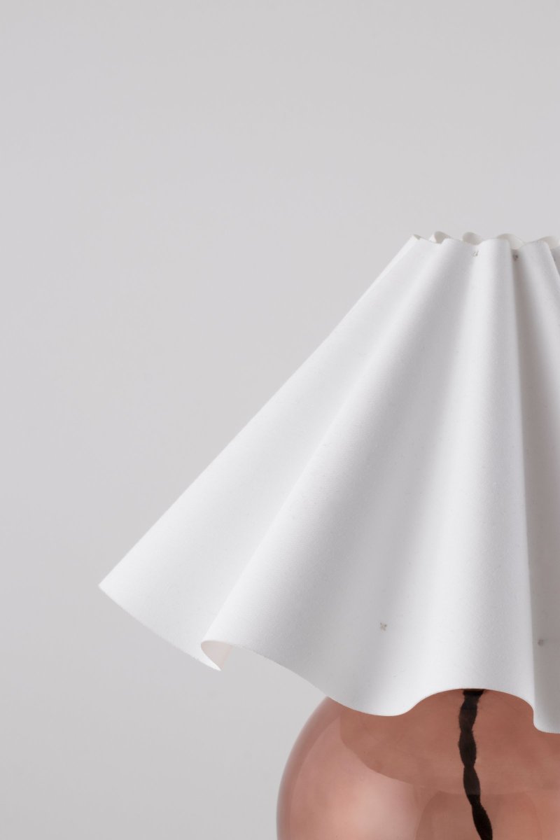 Judith 28cm Ruskea pöytävalaisin valmistajalta Globen Lighting - Lampun kanta on ruskeaa lasia ja siinä on mustaa metallia oleva lampun kanta, joka sopii mustaan kaapeliin.