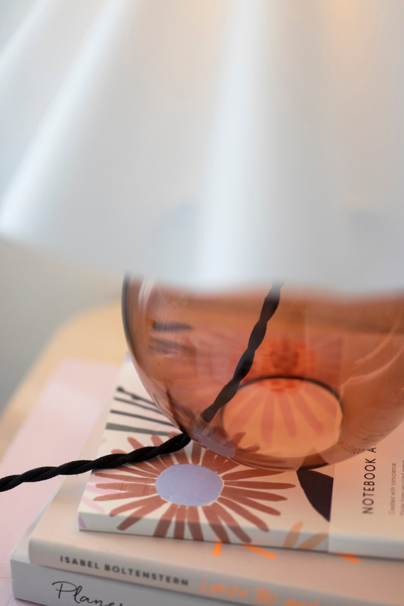 Judith 28cm Ruskea pöytävalaisin valmistajalta Globen Lighting - Lampun kanta on ruskeaa lasia ja siinä on mustaa metallia oleva lampun kanta, joka sopii mustaan kaapeliin.