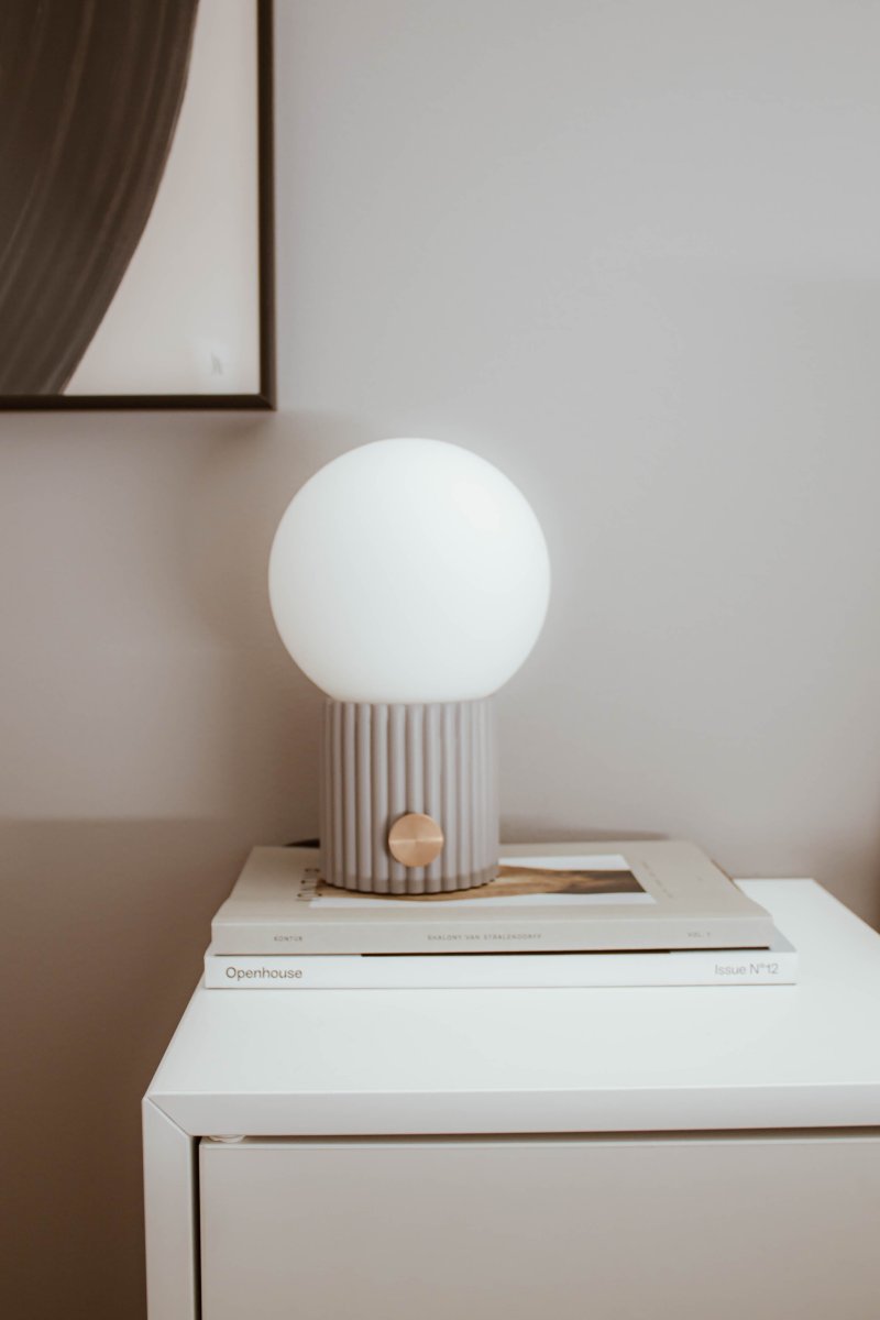 Hubble 24cm Harmaa pöytävalaisin valmistajalta Globen Lighting - Hubble on kaunis p&ouml;yt&auml;valaisin, jossa on uurrettu pinta ja mattavalkoinen lasivarjostin, joka levitt&auml;&auml; kauniisti valoa.