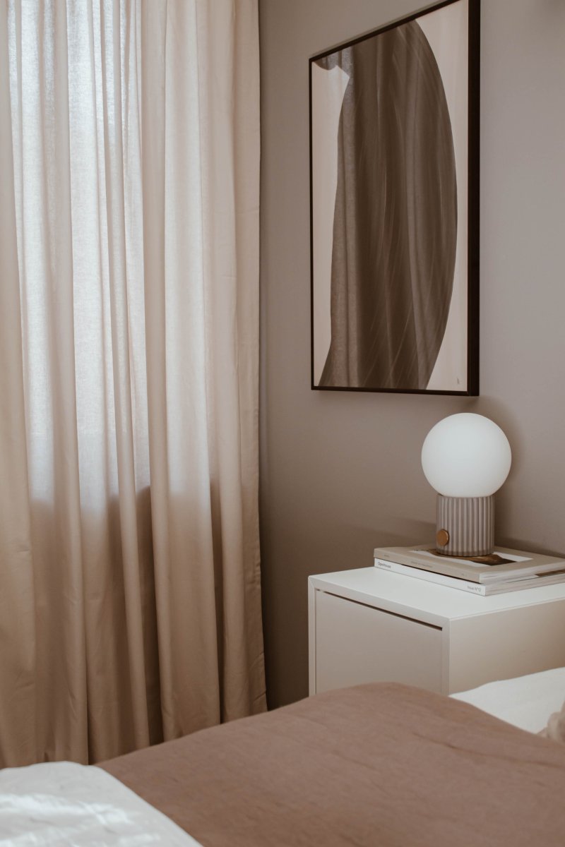 Hubble 24cm Harmaa pöytävalaisin valmistajalta Globen Lighting - Hubble on kaunis p&ouml;yt&auml;valaisin, jossa on uurrettu pinta ja mattavalkoinen lasivarjostin, joka levitt&auml;&auml; kauniisti valoa.