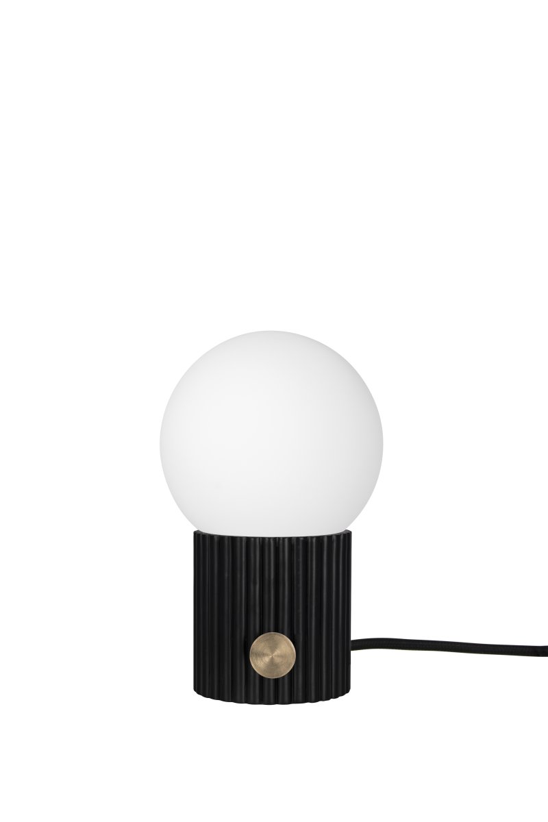 Hubble 24cm Musta pöytävalaisin valmistajalta Globen Lighting - Hubble on kaunis p&ouml;yt&auml;valaisin, jossa on uurrettu pinta ja mattavalkoinen lasivarjostin, joka levitt&auml;&auml; kauniisti valoa.