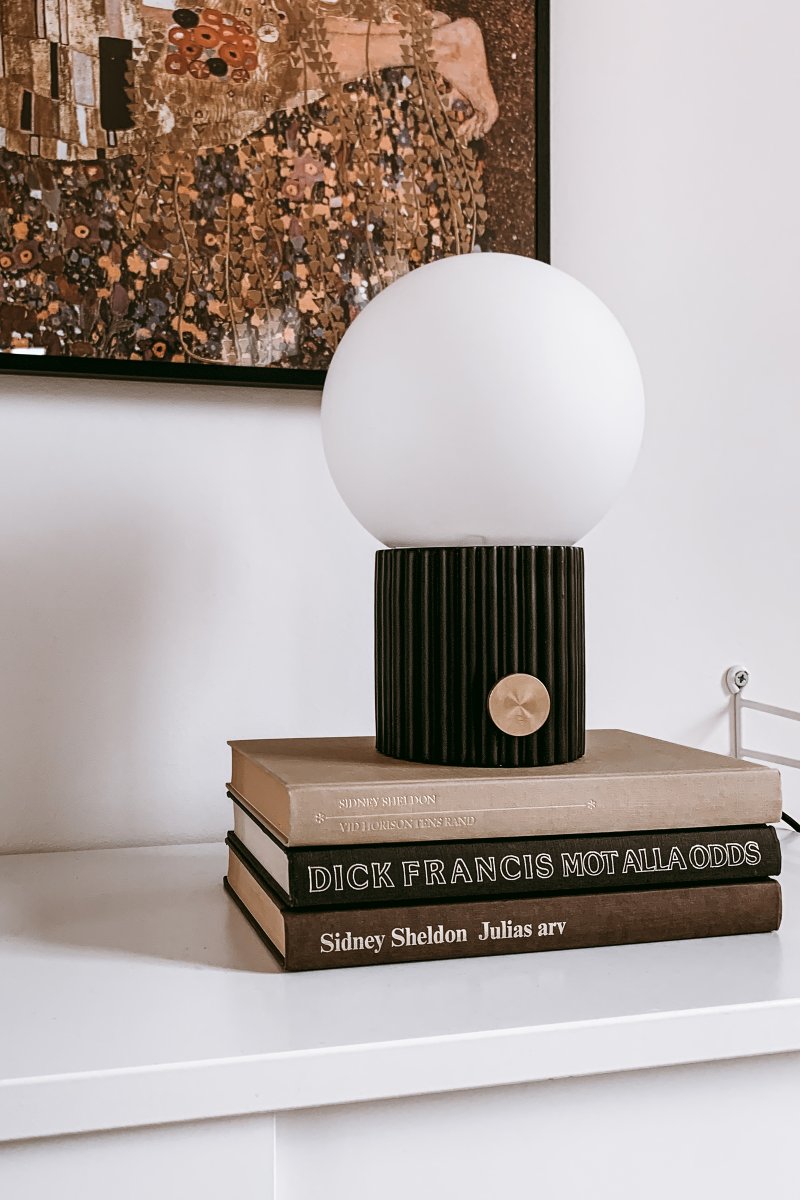 Hubble 24cm Musta pöytävalaisin valmistajalta Globen Lighting - Hubble on kaunis p&ouml;yt&auml;valaisin, jossa on uurrettu pinta ja mattavalkoinen lasivarjostin, joka levitt&auml;&auml; kauniisti valoa.