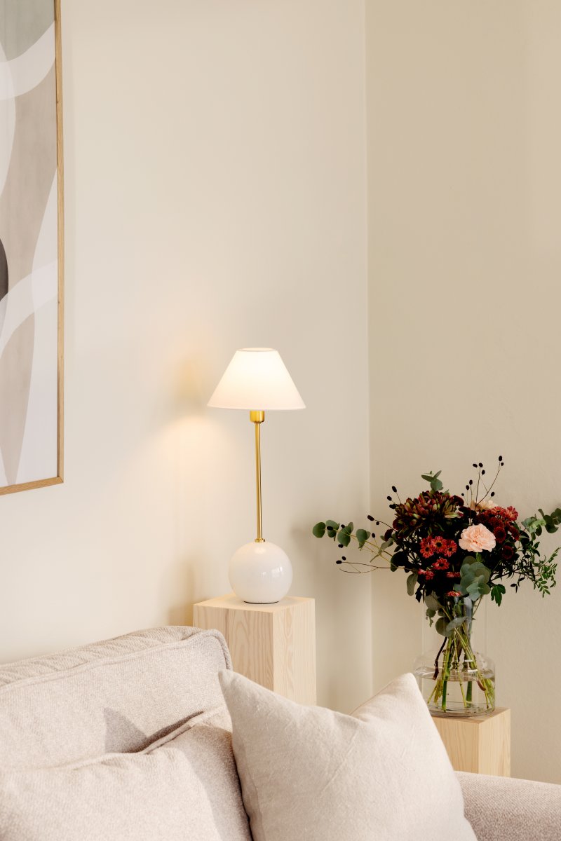 Iris 50cm Valkoinen pöytävalaisin valmistajalta Globen Lighting - Iris on kaunis p&ouml;yt&auml;valaisin, joka on valmistettu v&auml;rillisest&auml; lasista, jossa on puhallettuja ilmakuplia.