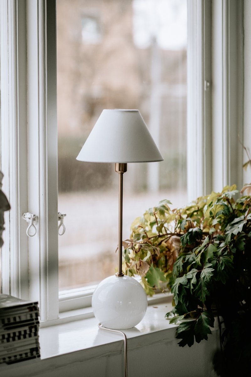 Iris 50cm Valkoinen pöytävalaisin valmistajalta Globen Lighting - Iris on kaunis p&ouml;yt&auml;valaisin, joka on valmistettu v&auml;rillisest&auml; lasista, jossa on puhallettuja ilmakuplia.