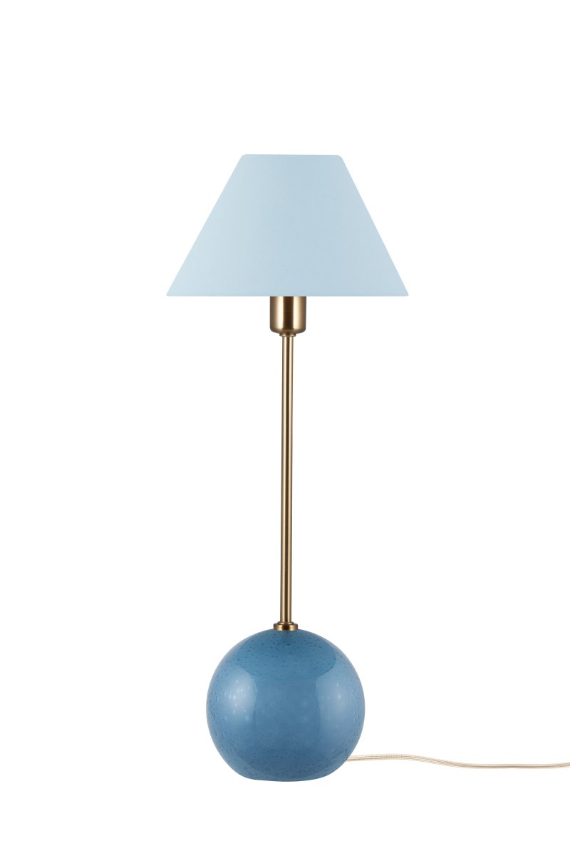 Iris 50cm Sininen pöytävalaisin valmistajalta Globen Lighting - Iris on kaunis p&ouml;yt&auml;valaisin, joka on valmistettu v&auml;rillisest&auml; lasista, jossa on puhallettuja ilmakuplia.