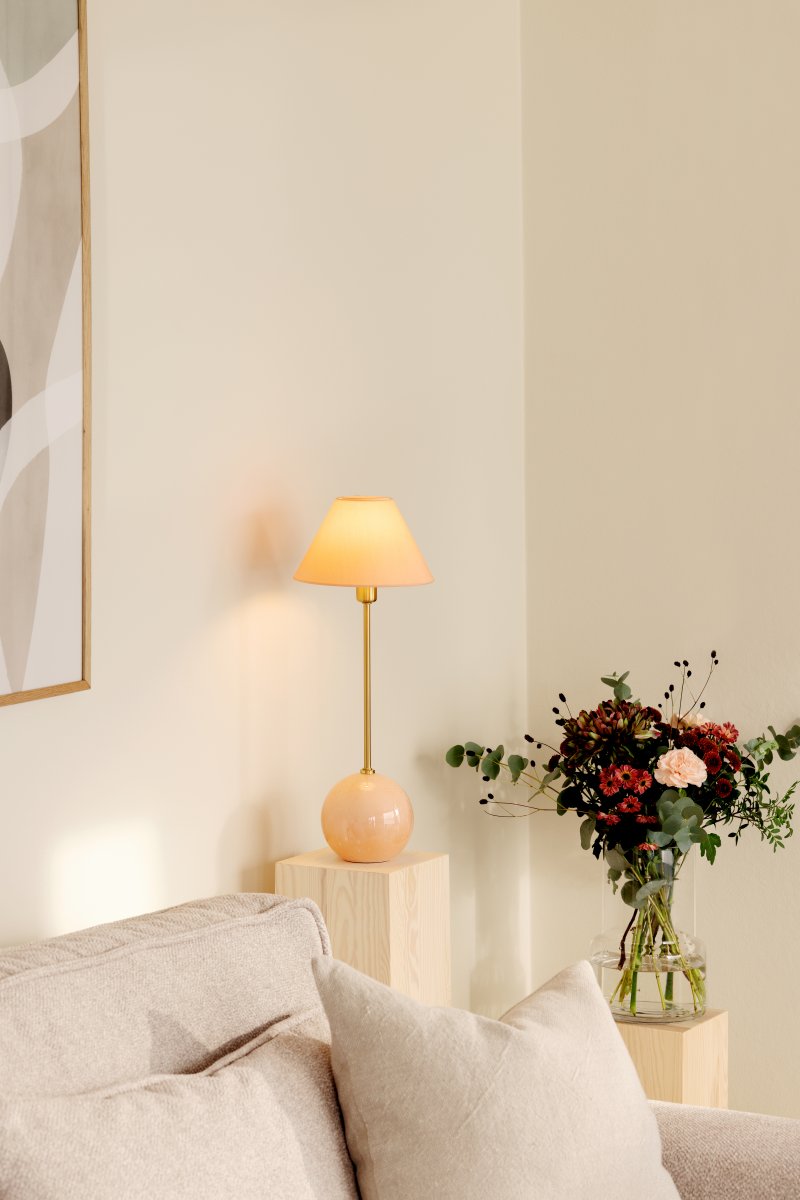 Iris 50cm Vaaleanpunainen pöytävalaisin valmistajalta Globen Lighting - Iris on kaunis p&ouml;yt&auml;valaisin, joka on valmistettu v&auml;rillisest&auml; lasista, jossa on puhallettuja ilmakuplia.