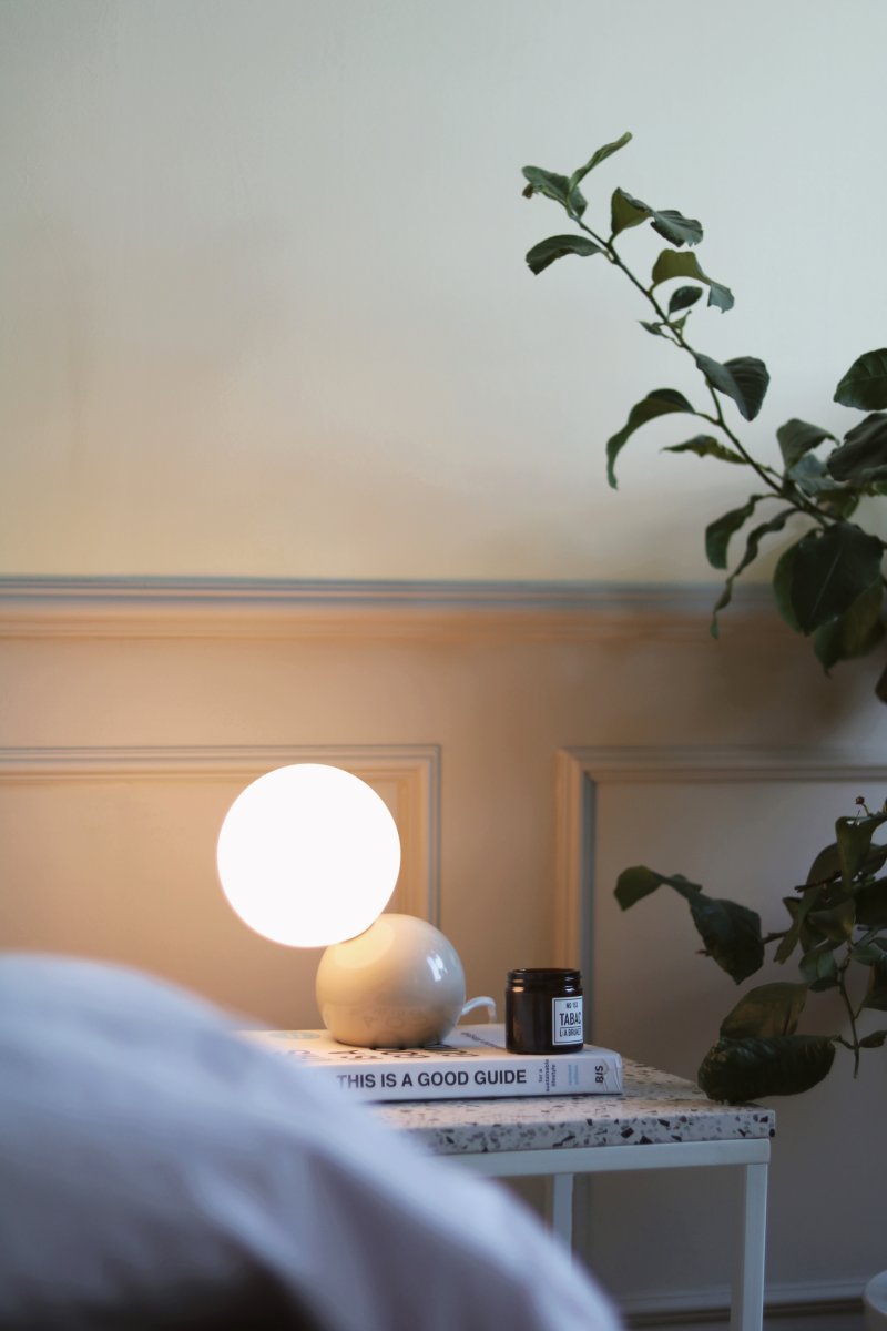 Ripley 17cm Beige pöytävalaisin valmistajalta Globen Lighting - Valaisin on valmistettu metallista ja siin&auml; on opaalinvalkoinen lasivarjostin, joka levitt&auml;&auml; kauniisti valoa.