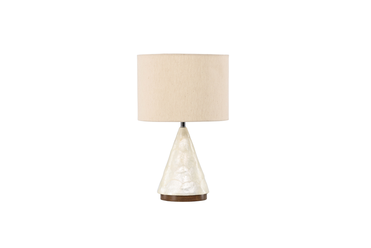Donsö 55cm Beige pöytävalaisin valmistajalta Venture Design - Lampunvarjostimella, jonka suvun halkaisija on 35 cm:&auml; kohti, levi&auml;&auml; Dons&ouml; pehme&auml; ja miellytt&auml;v&auml; valo, joka t&auml;ytt&auml;&auml; huoneen l&auml;mpim&auml;ll&auml; tunnelmalla.