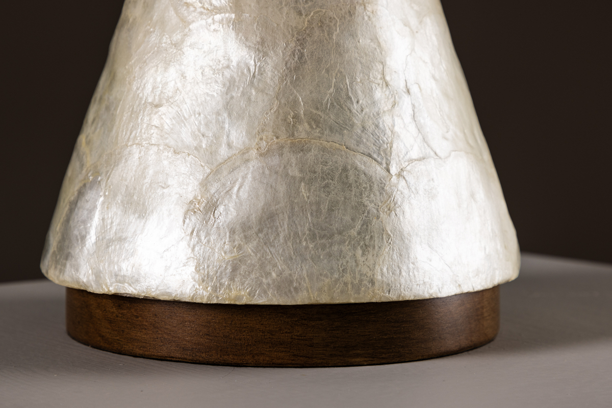 Donsö 55cm Beige pöytävalaisin valmistajalta Venture Design - Lampunvarjostimella, jonka suvun halkaisija on 35 cm:&auml; kohti, levi&auml;&auml; Dons&ouml; pehme&auml; ja miellytt&auml;v&auml; valo, joka t&auml;ytt&auml;&auml; huoneen l&auml;mpim&auml;ll&auml; tunnelmalla.