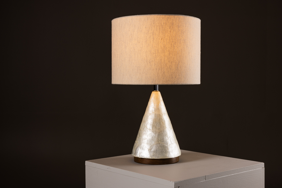 Donsö 55cm Beige pöytävalaisin valmistajalta Venture Design - Lampunvarjostimella, jonka suvun halkaisija on 35 cm:&auml; kohti, levi&auml;&auml; Dons&ouml; pehme&auml; ja miellytt&auml;v&auml; valo, joka t&auml;ytt&auml;&auml; huoneen l&auml;mpim&auml;ll&auml; tunnelmalla.